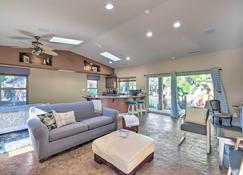 Bright Poway Studio with Shared Outdoor Oasis! - Poway - Living room