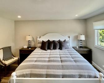 Beautiful and Elegant Home - Yountville - Bedroom