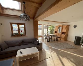 Exclusive holiday house vacation in the beautiful Isarwinkel in Bad Tölz - Bad Tolz - Huiskamer