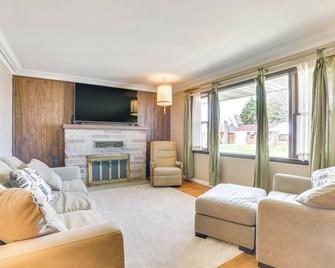 Walk to Beach Lake-View Home in Alpena! - Alpena - Huiskamer