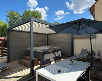 Villa Cosa, Gîte Spa Privatif -5 Min- Sarlat - Vitrac - Patio
