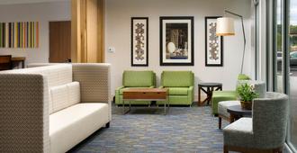 Holiday Inn Express & Suites Altoona - Altoona - Area lounge