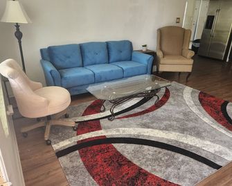 Spacious cozy 3 bedroom waterfront house at port Richey - Port Richey - Living room