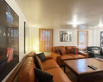 Fun Filmmaker's Bungalow wPool & Pro Screening Room - Williamstown - Living room
