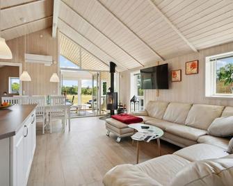 Beautiful home in Millinge with WiFi - Millinge - Living room