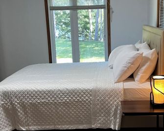 2 Bath · Lake Wissota Lakefront · Sunsets · Family & Work Stays · Fire Pit - Chippewa Falls - Bedroom