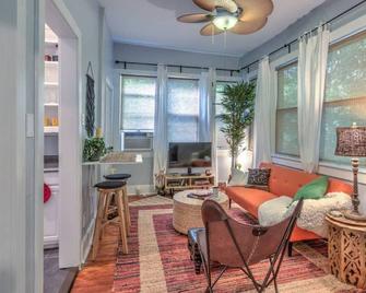 #3 · Urban Zen w/ Great Central Location - Memphis - Living room