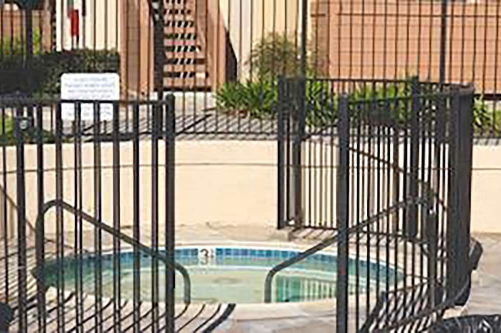 Great Non-Smoking, No Pets Allowed..Easy To Get To, Short Drive To San Diego Fun