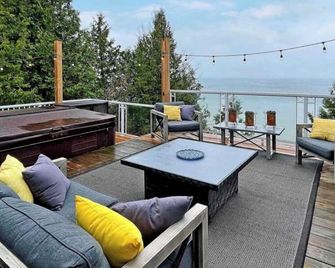 Lakefront Cottage W/Hot Tub, Bbq Grill, Patio, Fire Pit, Dock, Sauna, Fire Place - Beaverton - Balcony