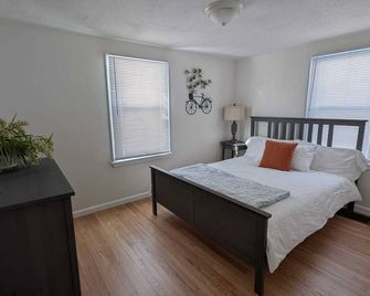 Trailview: Walk to Stadium, Rock Island , Dogs OK - Raytown - Bedroom