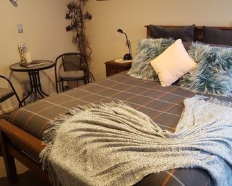 Valley Hideaway, peaceful and quiet. No Vape no Smoking property - Rotorua - Bedroom