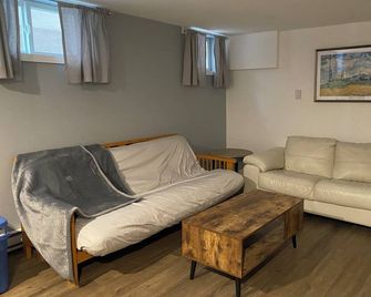 Your private suite awaits.Half a block from Gryro park. Quite safe area! - Trail - Living room