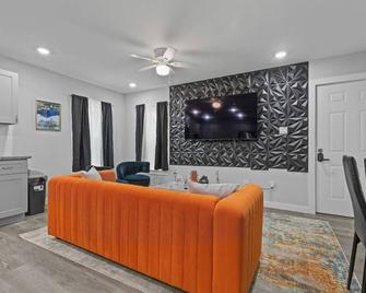 Urban Northeast Houston Entire Home 15 minutes from Downtown with Free Parking - Houston - Living room