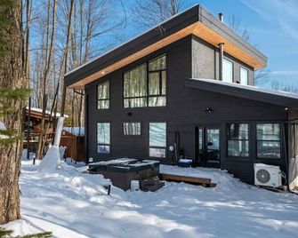 Beaver Valley Family Chalet | Hot Tub, Sauna & Mountain Views - Markdale - Building