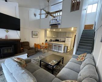 Spacious 3 bedroom Condo with Fireplace: Skiing, Biking, Mountains - Bear Valley Ski Area - リビングルーム
