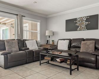 Spacious Home Short Walk to Disneyland - Anaheim - Pokój dzienny