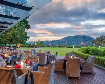 Earl's Regency Hotel - กัณฏี