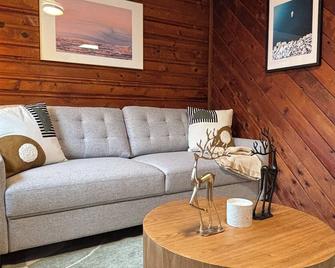 Birch + Bjørn Tiny Home: Aurora Viewing & Sun Deck - North Pole - Living room