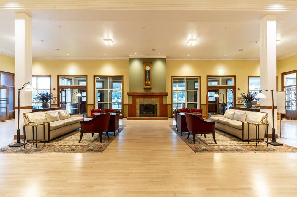 Mammoth Hot Springs & Cabins - Inside the Park - Yellowstone National Park - לובי