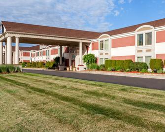 Days Inn & Suites by Wyndham Roseville/Detroit Area - Roseville - Building