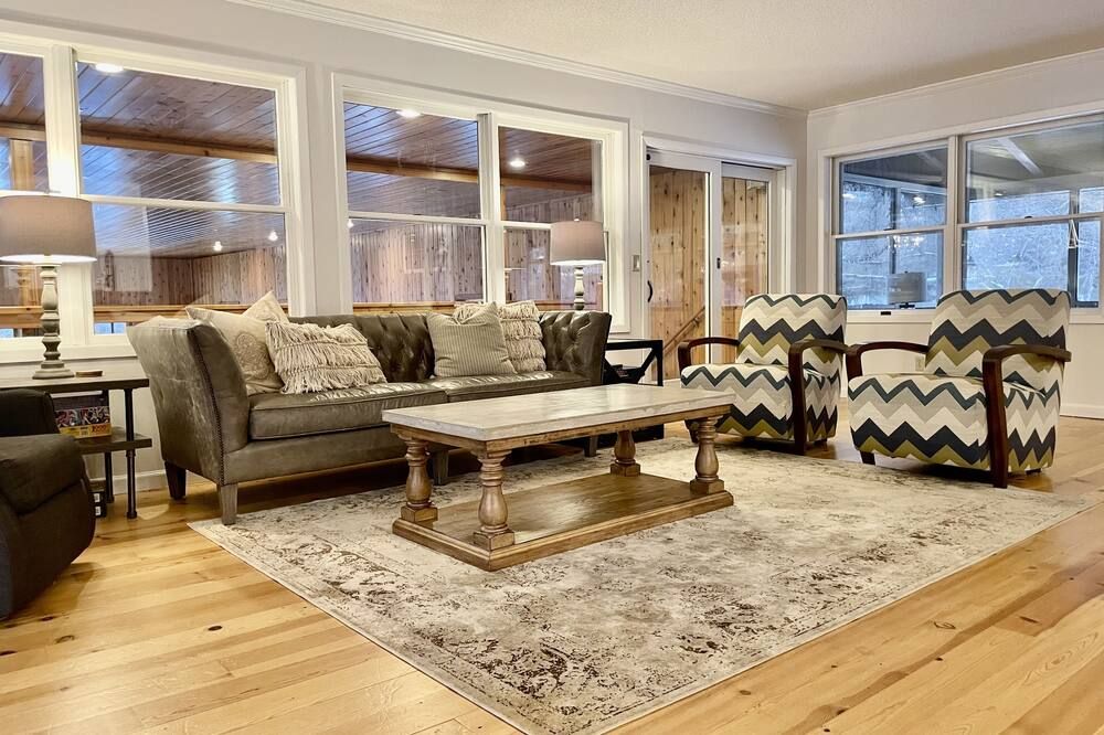 Beautiful Farmhouse Style Country Home with Indoor Pool! - New Richmond - Huiskamer