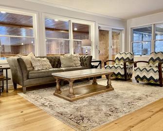 Beautiful Farmhouse Style Country Home with Indoor Pool! - New Richmond - Living room