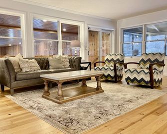 Beautiful Farmhouse Style Country Home with Indoor Pool! - New Richmond - Huiskamer