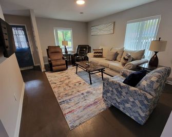 Whole House - 3 Bedroom - Washington - Living room