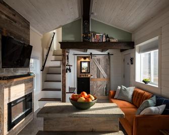 Modern Tiny House With Spectacular Views - Stevensville - Living room