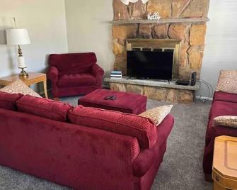 Cozy 3BR home close to trails. - Logan - Вітальня