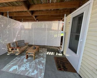 Adorable in-law studio w/private entrance-Minutes to downtown, 5 miles to beach! - Westerly