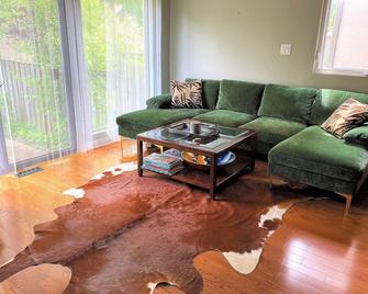 Family-friendly 3BR residential oasis in the heart of Toronto - Toronto - Living room