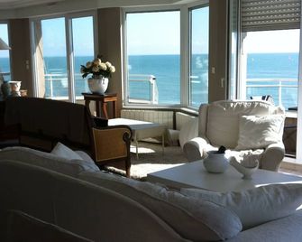 volupté.La quiet luxury and sea view to the horizon - Granville - Huiskamer