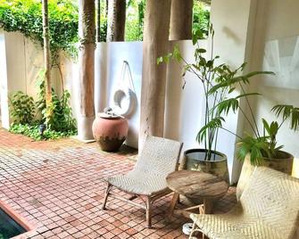 We provide Hotels and Resorts in India. Feel free to contact us for a holiday - Chennai - Innenhof