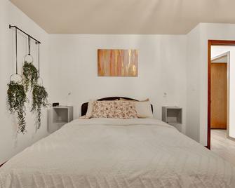 Modern 3 Br Minutes To Wi Statefair, Mke Zoo, Brewers, & Hospital - West Allis - Bedroom