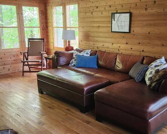 Cozy, cute, clean cottage near Lake Michigan - Silver Lake - Sala de estar