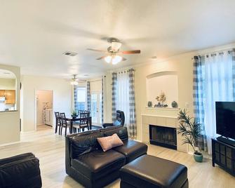 Cozy 4 bedroom house for your family vacation! - Helotes - Living room