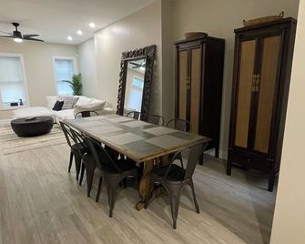 Spacious 4-bedroom townhome in delightful Allentown with AC, WiFi - Allentown - Dining room