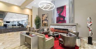 Ramada by Wyndham Des Moines Airport - Des Moines - Lobby