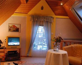 stylish, two storied apartment with seoarate entrance centrally located - Jever - Wohnzimmer