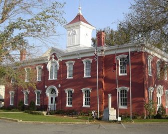 Lynchburg Getaway walking distance 2 Jack Daniel’s - Lynchburg - Building