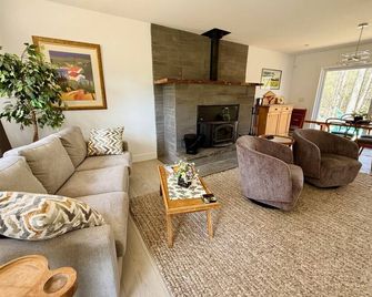 Riverwood Retreat: Modern Charm by the River - Meaford - Living room