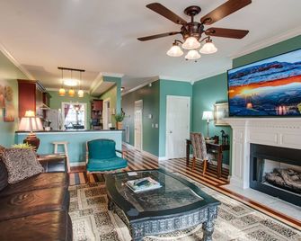 Vacation Home-5 Mins Downtown! 2 Bdrm 2.5 bath Hot Tub! Fireplace! Up to 4 Adult - Nashville - Salon