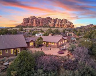 Zion Villa/True North:Actually Located in & Surrounded by ZionNP Secluded10Acres - Virgin - Edificio