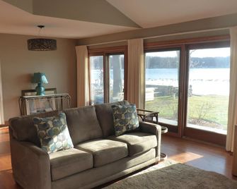 Baseline Lakefront - Beautiful views, shallow swimming area - Huron chain with 7 lakes - 핑크니 - 거실