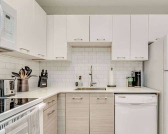 Casa Hotels: Chic Suite w Fireplace Leslieville - Toronto - Kitchen