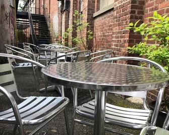 Artist's Loft steps from UPAC! - Kingston - Patio