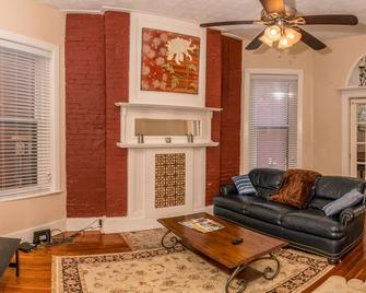 Charming and Spacious, Historic Duplex in Lovely Neighborhood - Louisville - Sala de estar