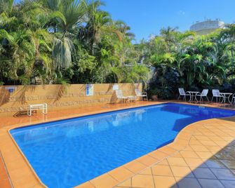 Emerald Gardens Motel & Apartments - Emerald - Pool