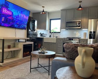 Charming 1-Bedroom Guest House Near Nrg With A Level 2 Fast Ev Charger - Houston